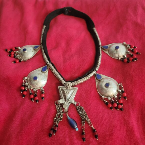 Unk Jewelry - Vintage Indian Necklace with silver tone metal and lapis colored glass beads